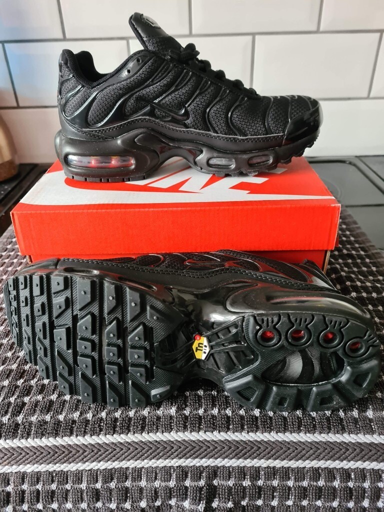 black tns